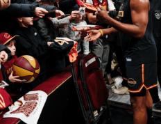 MK体育-哈登回归赛场，回归赛场首场状态亮眼，日本队观众沸腾！的简单介绍